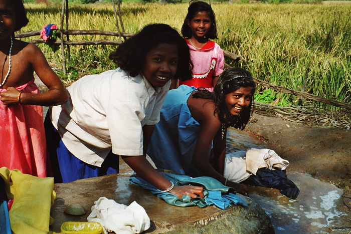 14.489 beim Waschen am Brunnen auÃŸerhalb des Waisenhauses - Sukanti, Anandini und Binondini